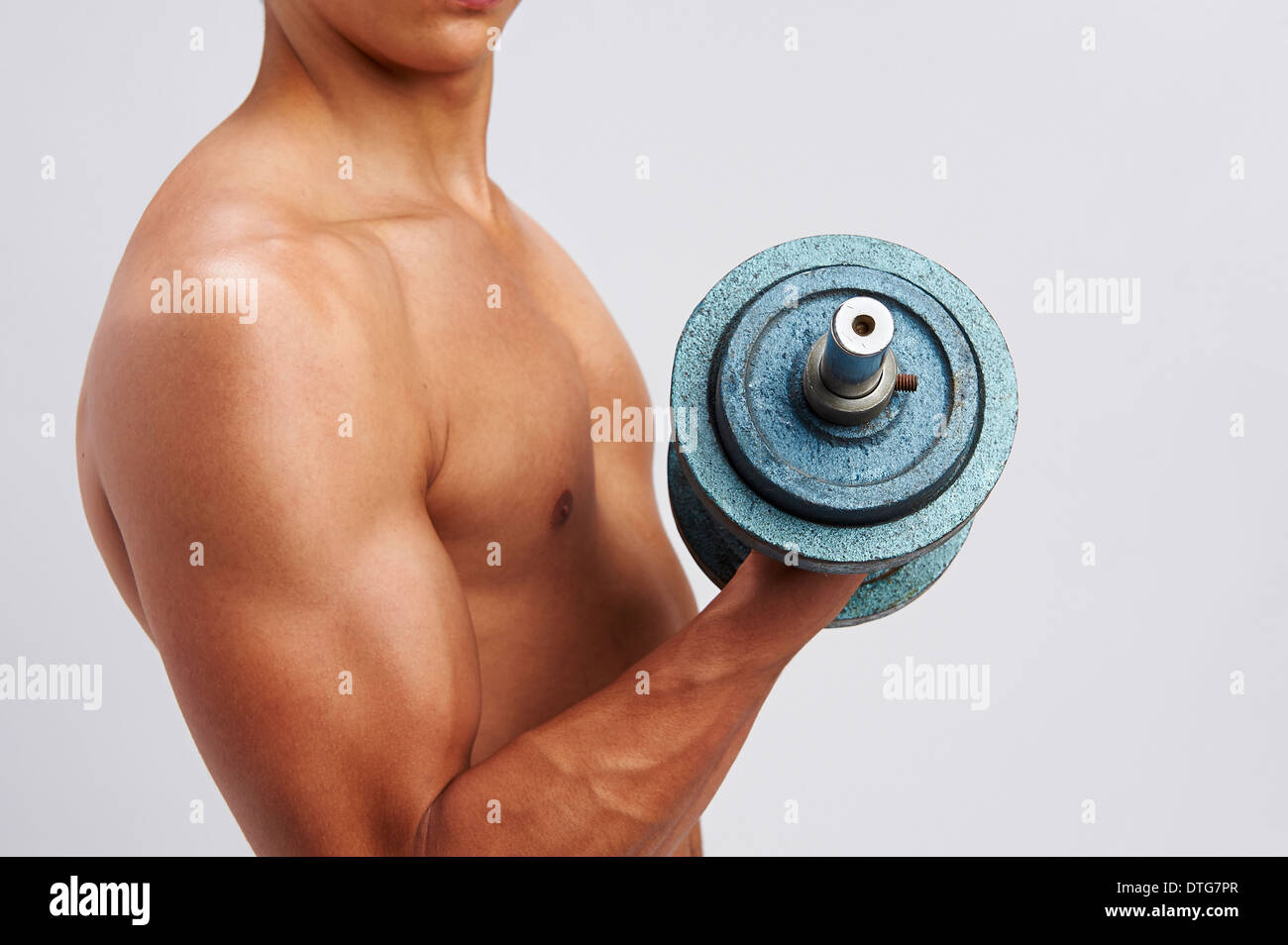 Junge Sportler, die schwere Gewicht heben Stockfoto