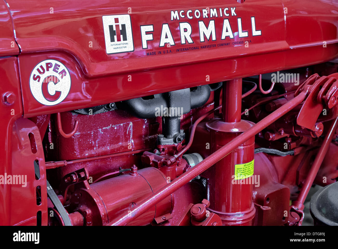 Detailansicht eines 1952 McCormick Farmall Super C Traktors. Stockfoto