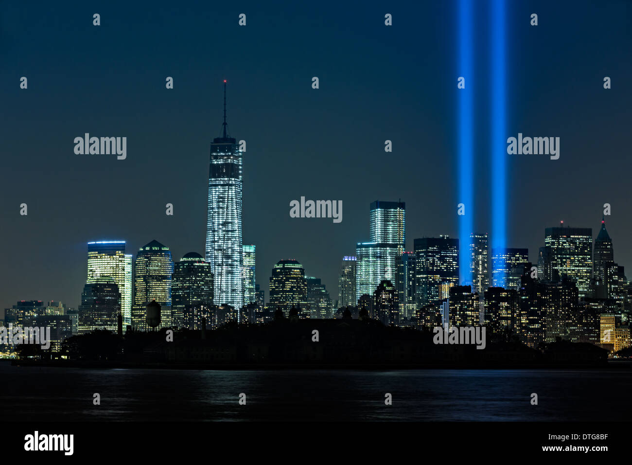 Tribute In Light 2013 an die New Yorker Skyline neben der Freedom Tower befindet sich in One World Trade Center. Stockfoto