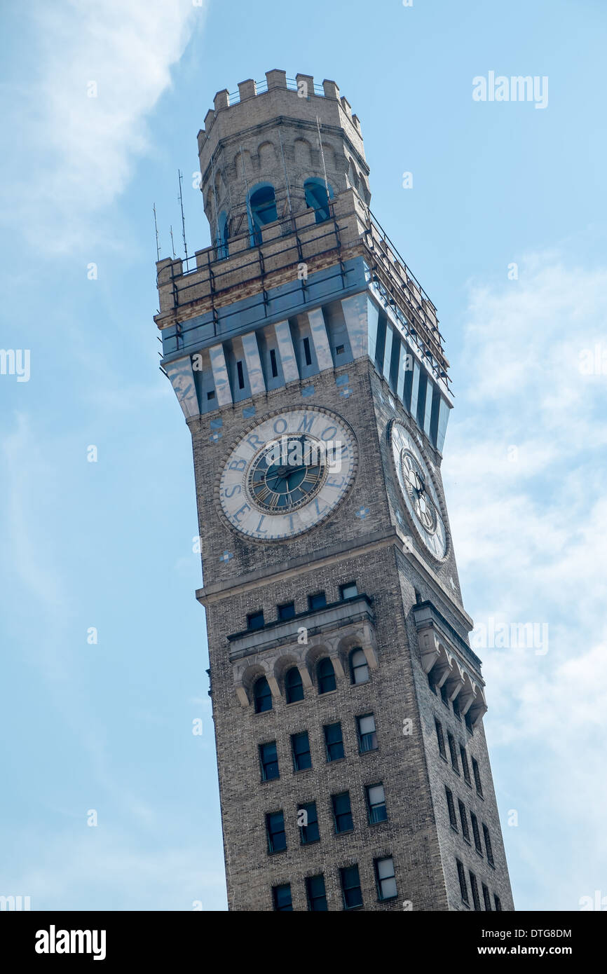 Eine Nahaufnahme Blick in die Emerson Bromo-Seltzer Uhrturm in Baltimore, Maryland, entfernt. Stockfoto