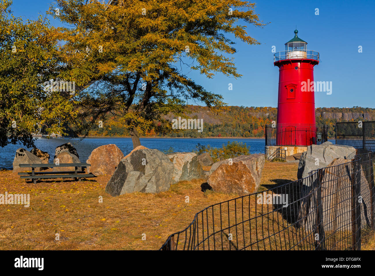Die Jeffrey Hook Lighthouse genannt auch die kleinen roten Leuchtturm, der unter die George Washington Bridge in New York City, New York sitzt. Im Hintergrund der New Jersey Seite beginnt, zeigen die Farben des Herbstes. Stockfoto