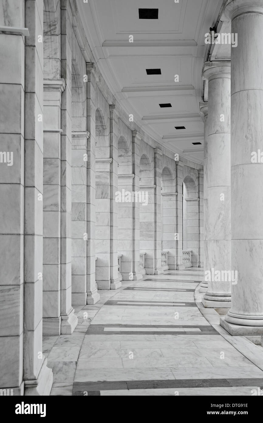 Arlington National Friedhof Amphitheater architektonischen Details des Marmor Bögen und Säulen von der Rückseite aus betrachtet und zu einer der Seiten des Inneren. Stockfoto