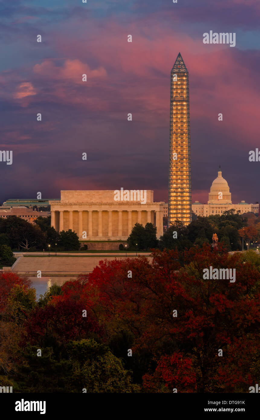 Ein Blick aus über den Potomac River, das Lincoln Memorial, das Washington Monument und das Kapitol während des Herbstes und Sonnenuntergang. Das Peak-Herbstlaub fügt schöne Farben und das Washington Monument obwohl eingerüstet wegen Reparaturen wegen Schäden aus dem Erdbeben 2010 sieht sehr elegant, wenn bei Sonnenuntergang beleuchtet. Stockfoto