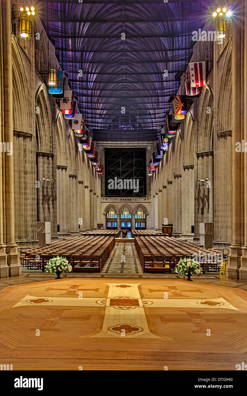 Washington National Cathedral Hauptebene (Kirchenschiff), wie vom Altar zum Haupteingang der Kathedrale gesehen. Stockfoto