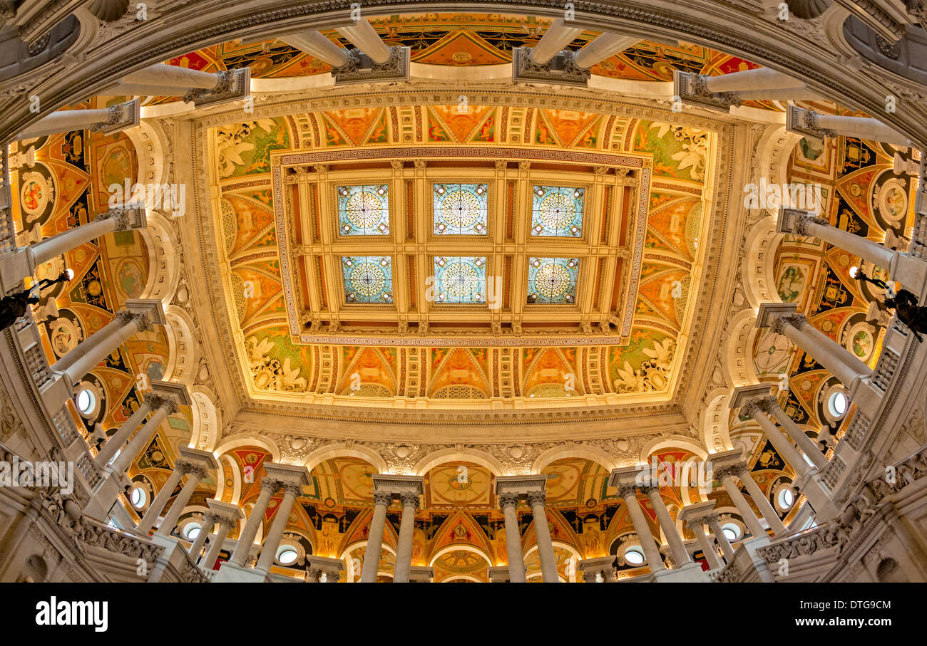 Ein Blick nach Osten aus dem großen Saal der United States Library of Congress an der Decke. Stockfoto