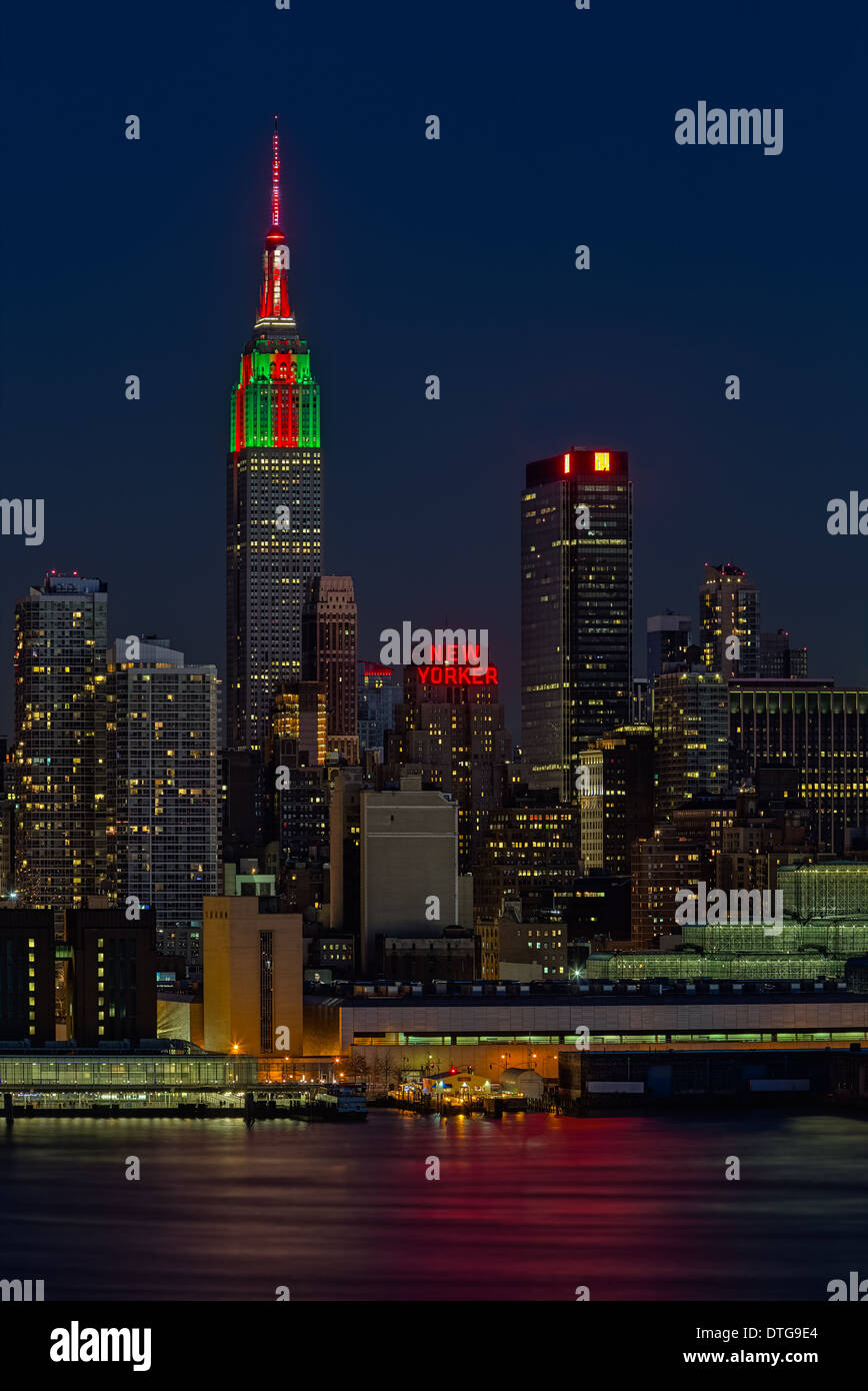 Das Empire State Building in der New Yorker Skyline, beleuchtet in rot, grün und weiß in der Feier des Weihnachtsfestes. Stockfoto