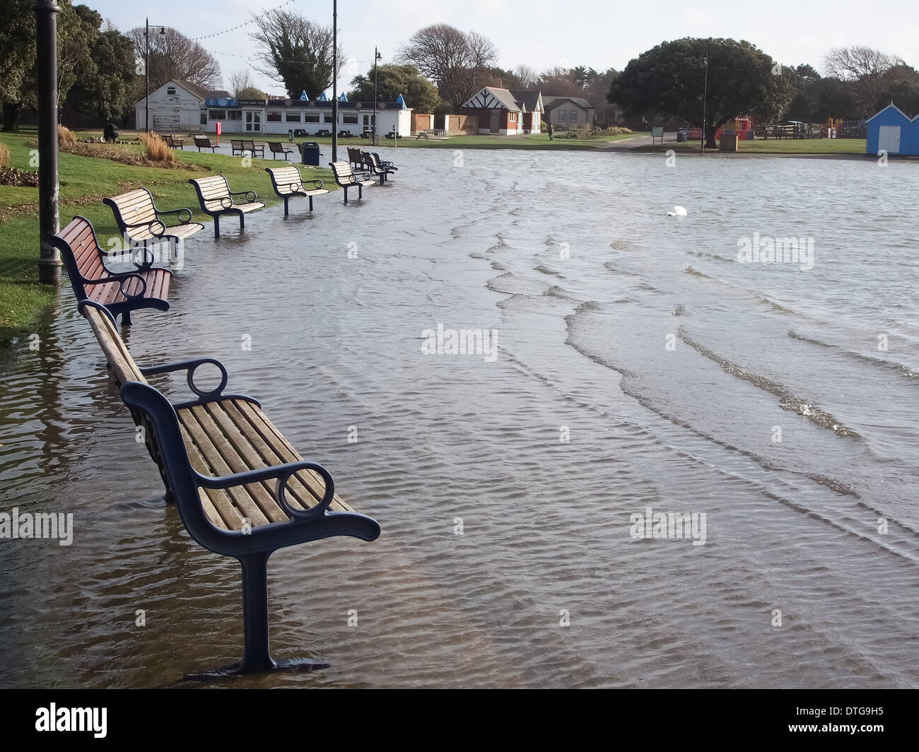 Kanu-See in Southsea, Portsmouth, England aufgrund von starken Regenfällen überlaufen. Stockfoto