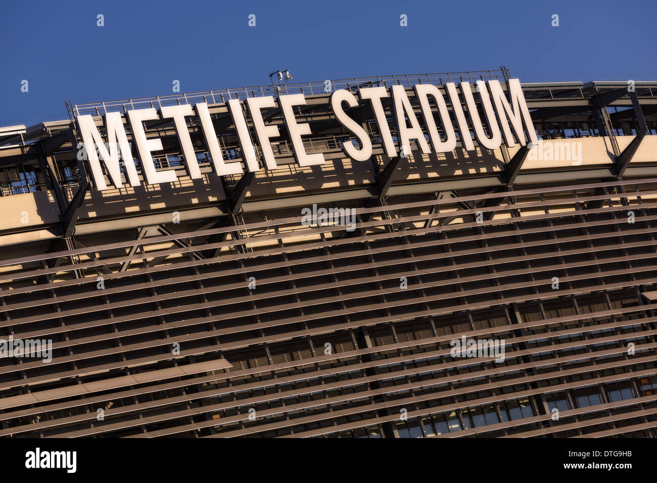 Äußere aus der Nähe ansehen Der Metlife Stadium unterzeichnen. Die Metlife ist in Rutherford, New Jersey in den Wiesen gelegen und befindet sich hosting Super Bowl XLVIII. Stockfoto