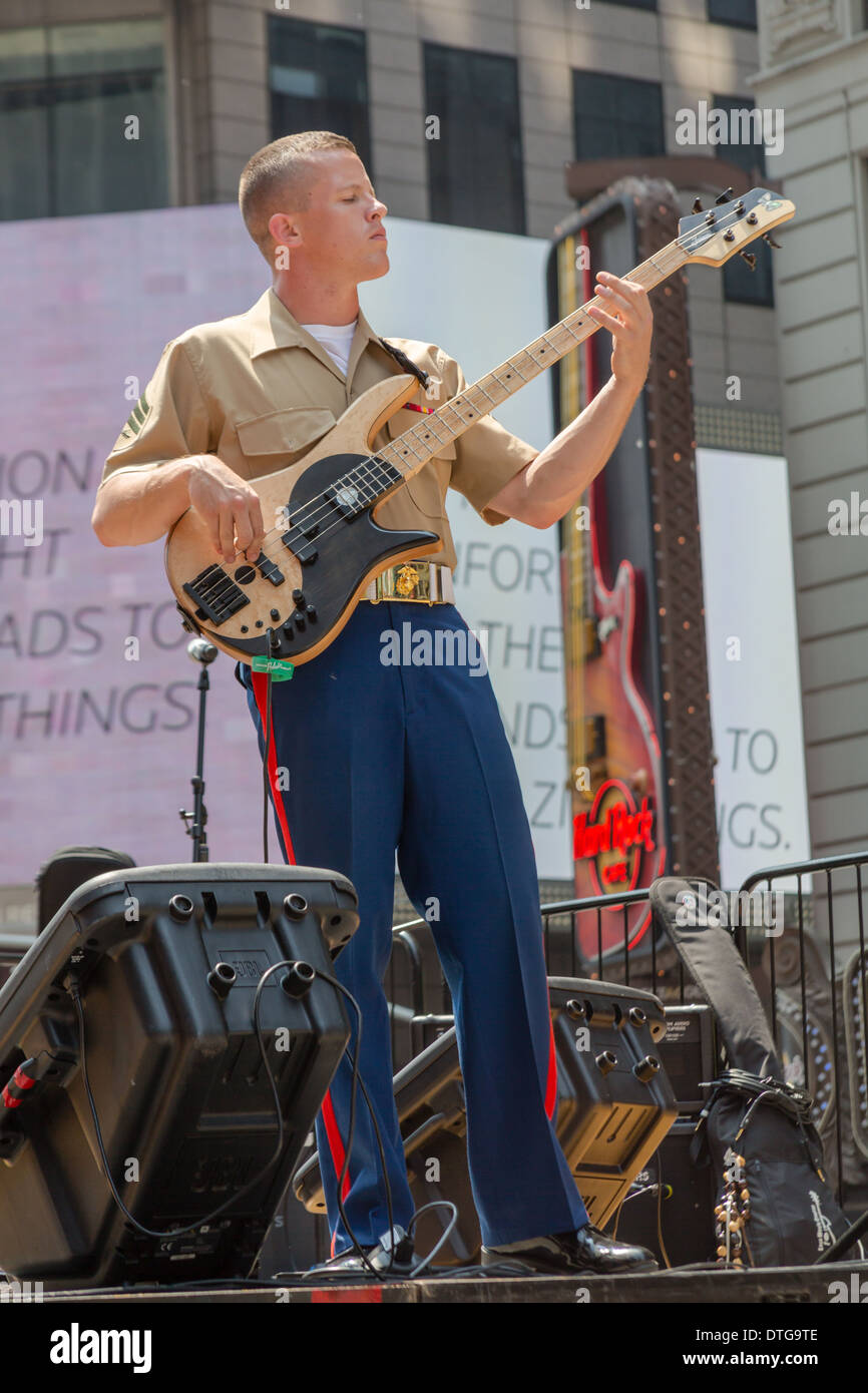 Electric Guitarist Marine Sergeant performs on stage in Times Square during the New York City Fleet Week. Stockfoto