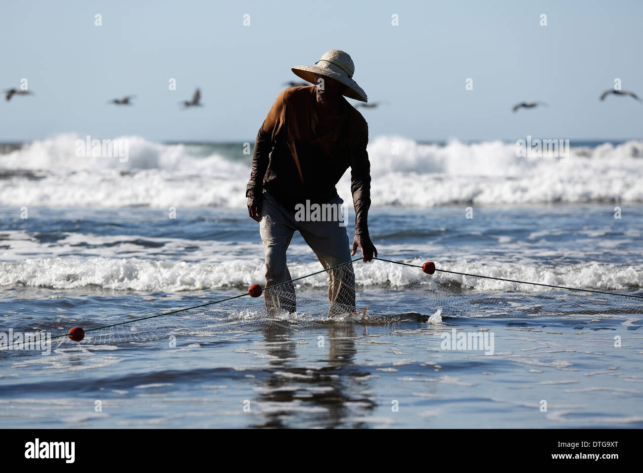 Fischer am Strand von Mechapa, Nicaragua Pazifikküste Stockfoto