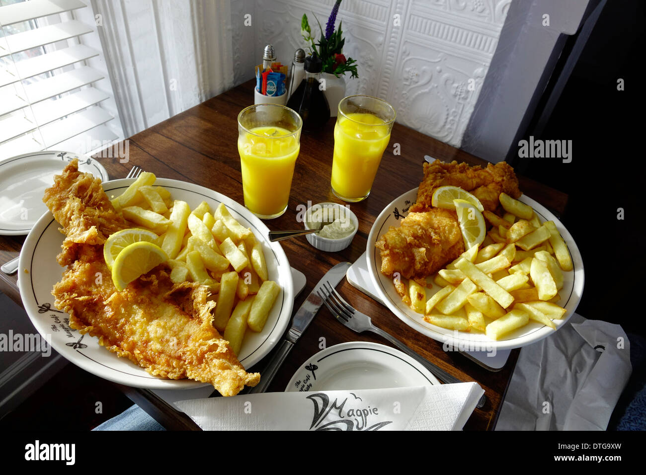 Fish & Chips für zwei Personen an einem Tisch am Fenster im berühmten Elster-Café im historischen Whitby North Yorkshire England UK Stockfoto