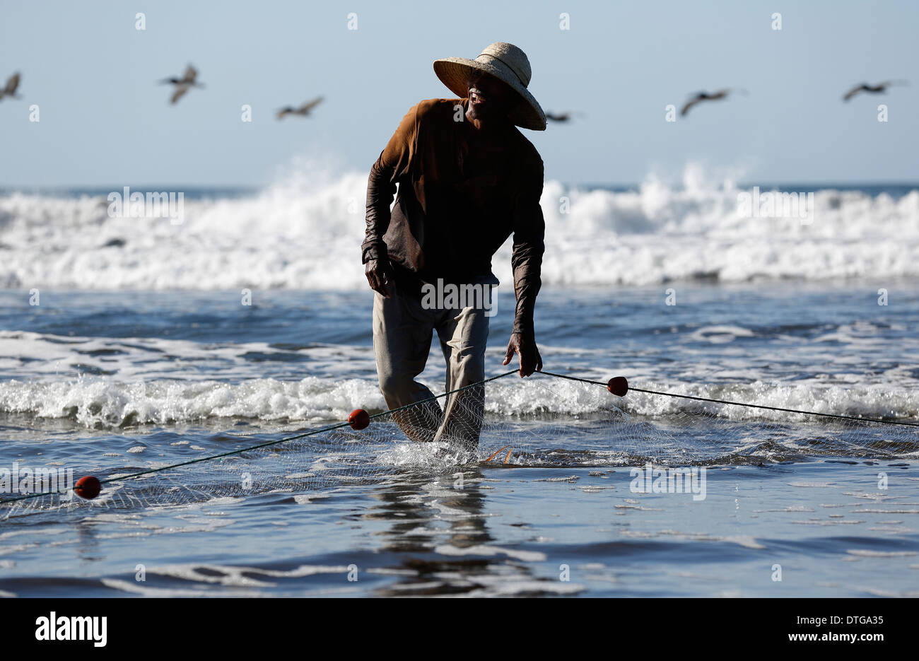 Fischer am Strand von Mechapa, Nicaragua Pazifikküste Stockfoto