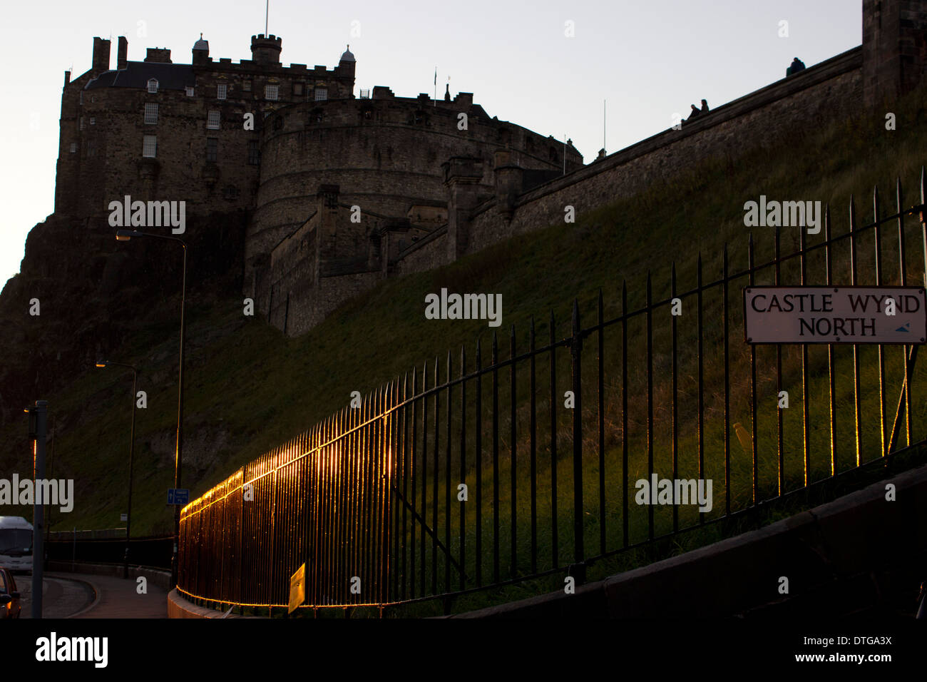 Ein Blick auf Edinburgh Castle bei Sonnenuntergang, Schottland, Oktober 2013. Stockfoto