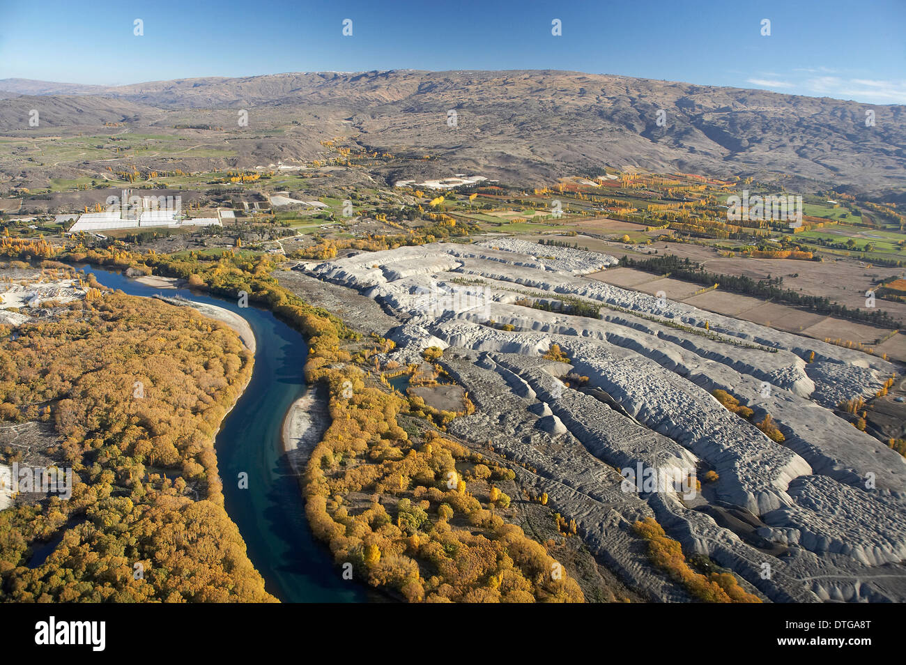 Clutha River, Herbst Farbe und Earnscleugh historische Gold Dredge Tailings, Central Otago, Südinsel, Neuseeland - Antenne Stockfoto