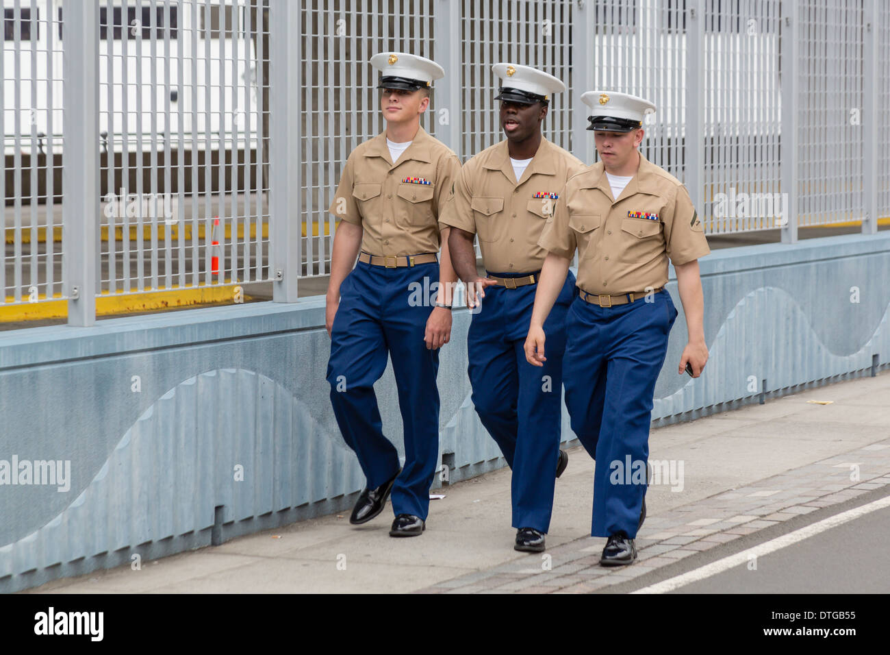 US-Marines zu Fuß auf der Straße von New York City während der Flotte Woche feiern. Stockfoto