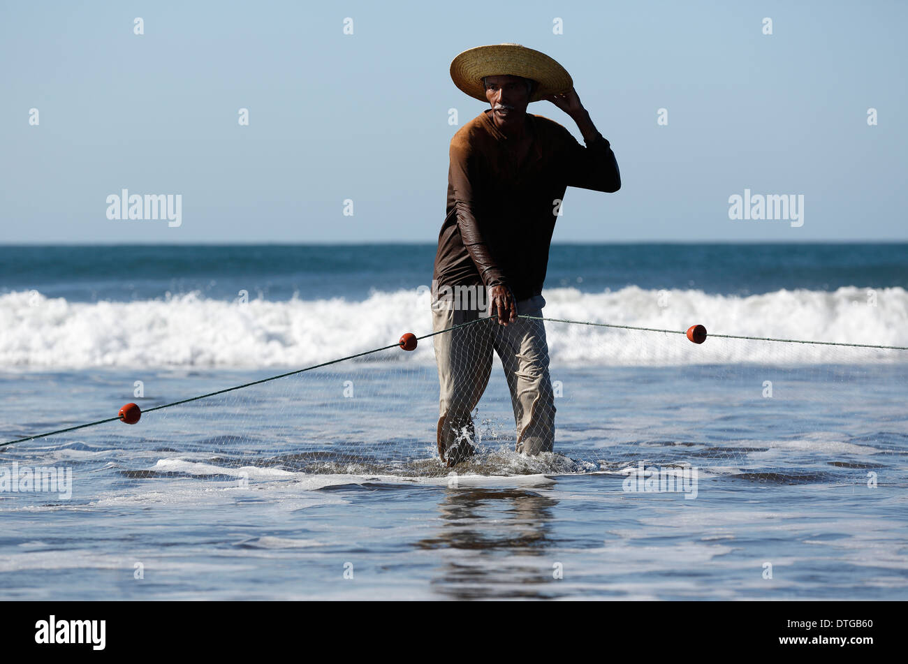 Fischer am Strand von Mechapa, Nicaragua Pazifikküste Stockfoto