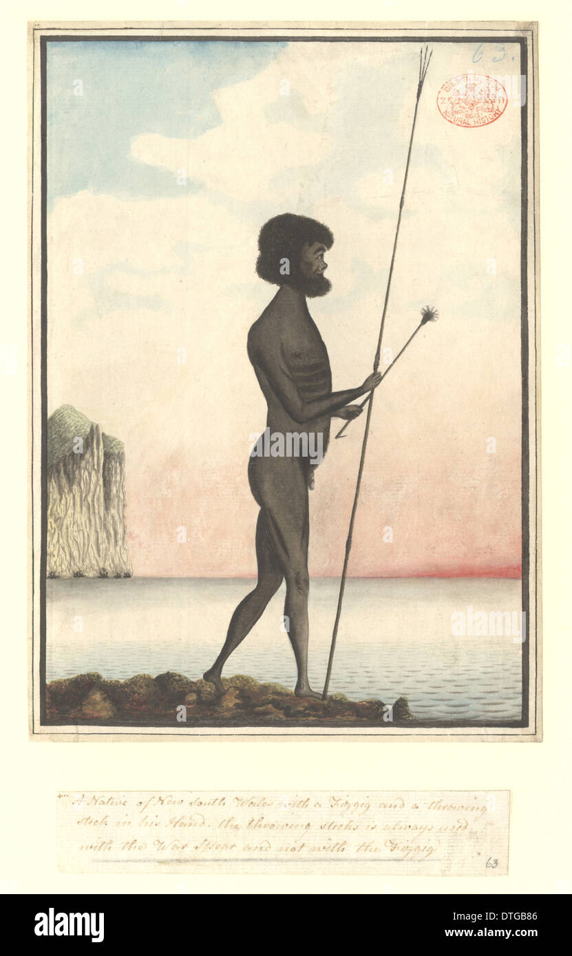 Aborigines Mann ausgestattet zum Angeln, stehend am Meer Stockfoto