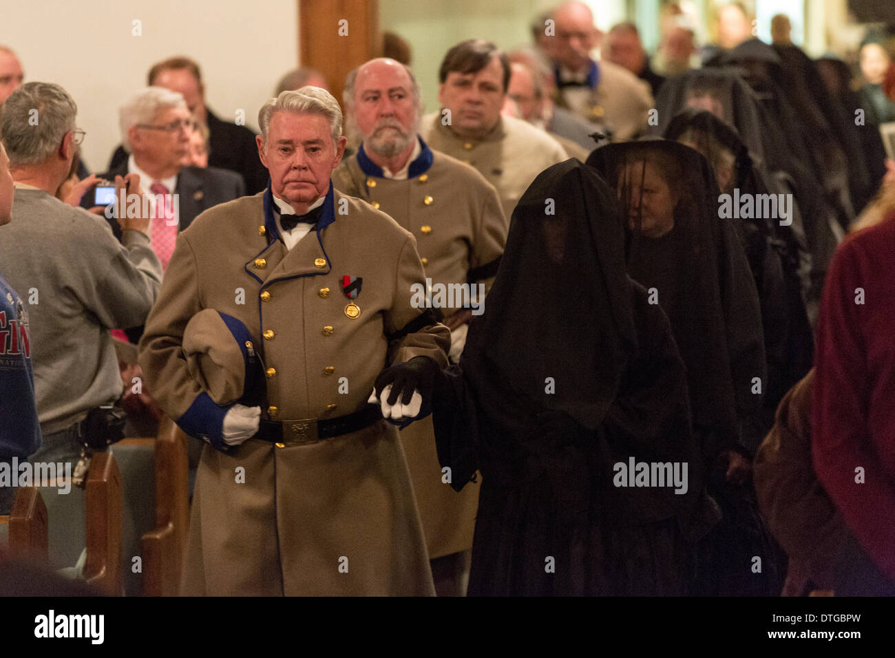 Civil War Reenactor und trauernden Prozess in eine Kirche für eine Gedenkveranstaltung anlässlich des 150. Jahrestages der Untergang der USS Housatonic durch die H.L. Hunley 17. Februar 2014 auf Sullivans Island, SC. Die Hunley war das erste u-Boot, ein Schiff in der Schlacht zu versenken und dann erlitt einen Unfall, die Besatzung zu töten. Stockfoto