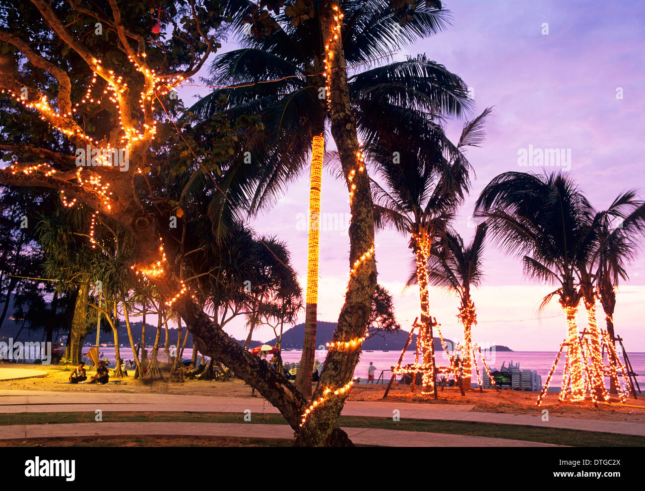 Weihnachtsbeleuchtung am Strand Patong Phuket Thailand Südostasien Stockfoto