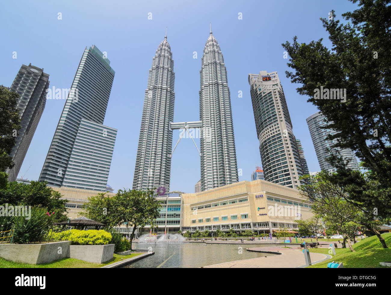 KLCC und die Petronas Twin Towers, Kuala Lumpur, Malaysia Stockfoto
