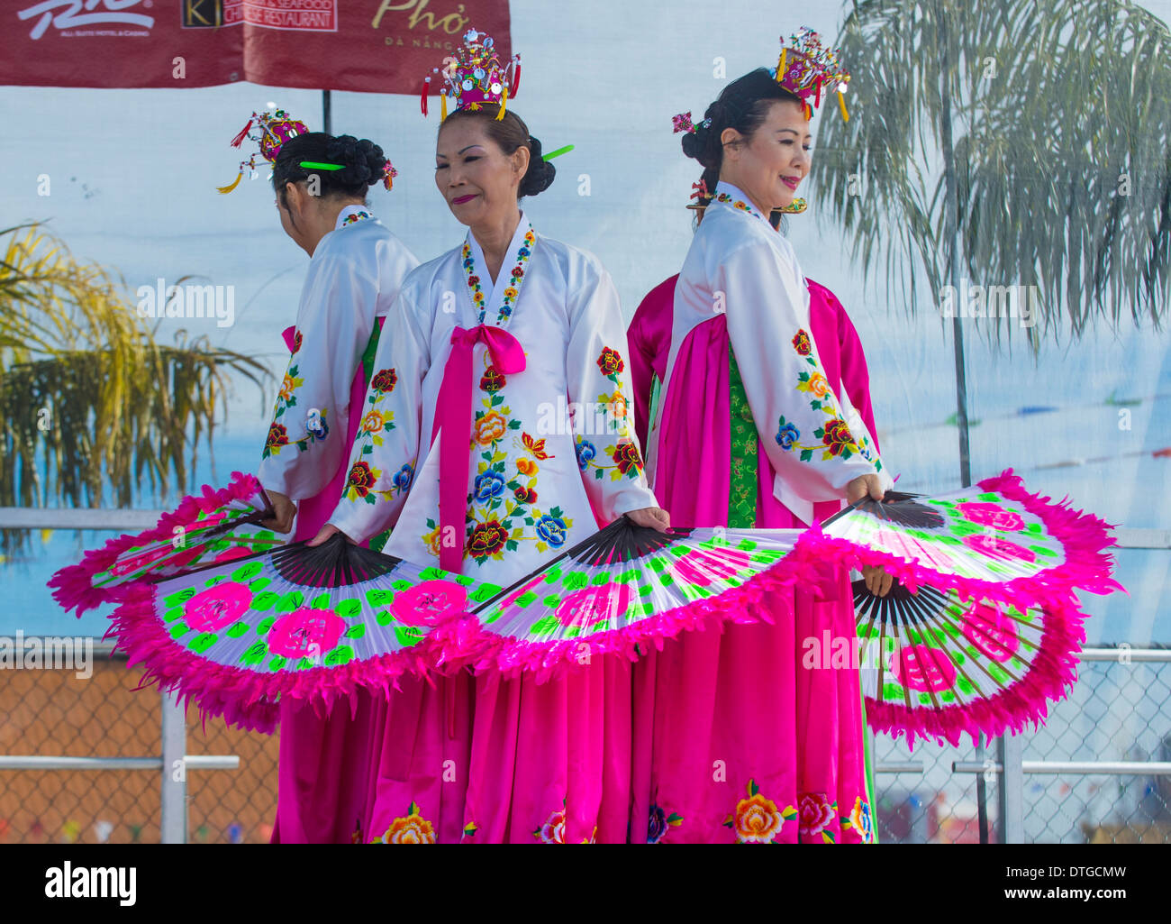 Korean Folk Tänzer führen auf das chinesische Neujahrsfest in Las Vegas statt Stockfoto