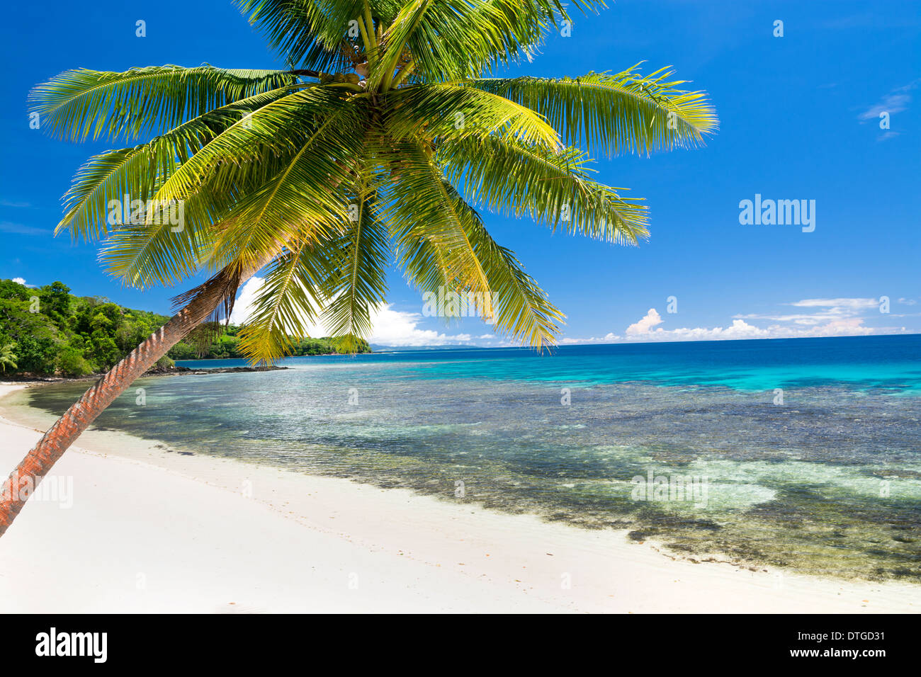 Eine Insel in Fidschi mit weißen Sandstrand, türkisblaues Wasser und einen großen, schönen Himmel zeigt ein Kurzurlaub-Paradies für Reisende Stockfoto