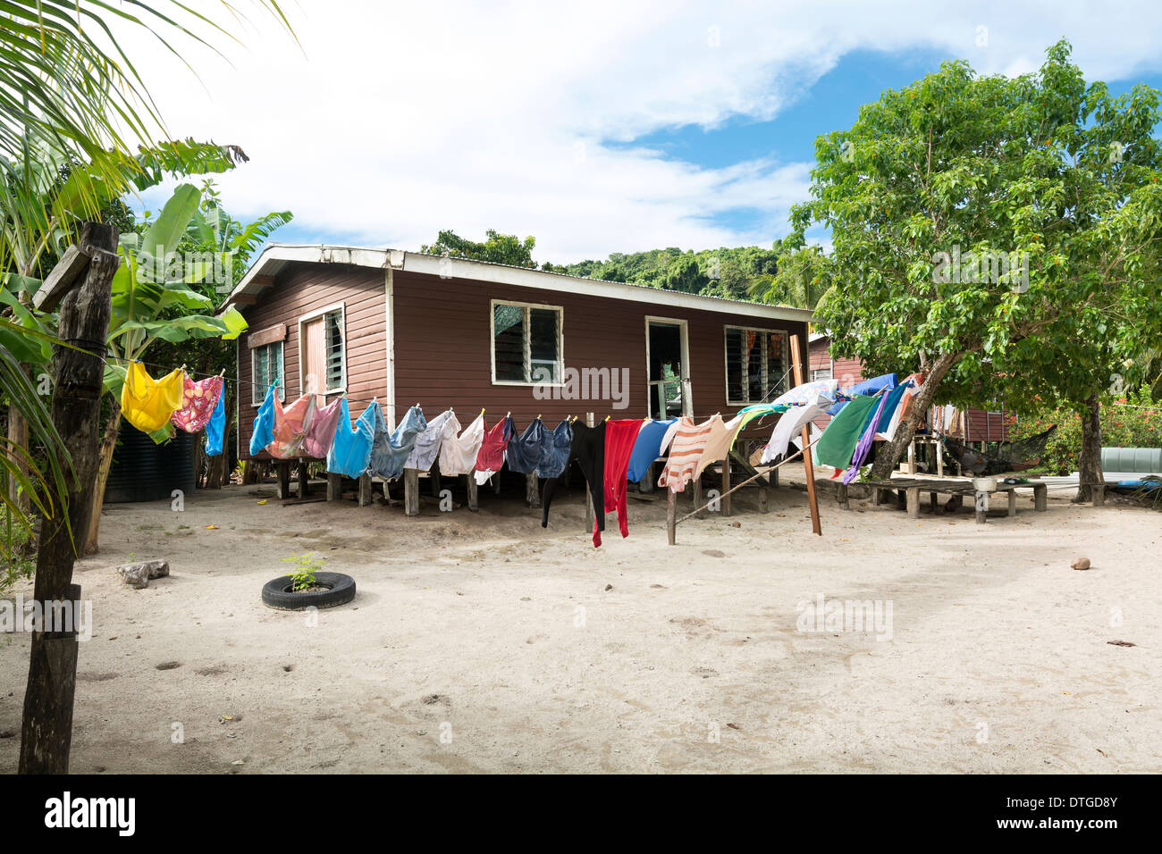 Bild eine kleine Heimat Stelzenläufer auf Kioa Insel in Fidschi mit bunte Kleidung auf einer Wäscheleine Wäsche trocknen Stockfoto