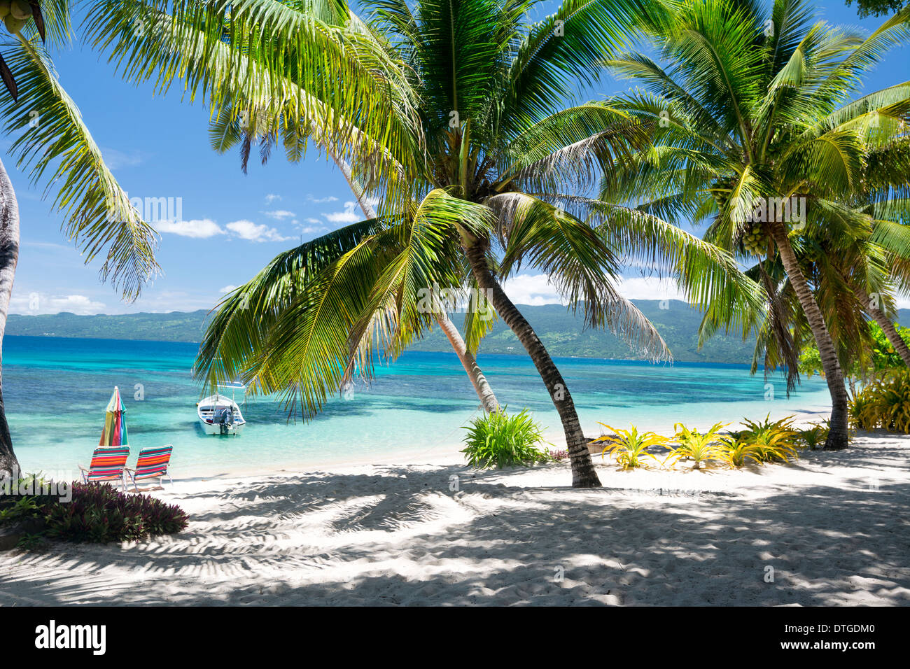 Eine schönen tropischen Strandlage mit Blick auf das türkisblaue Meer und das Korallenriff. Stockfoto