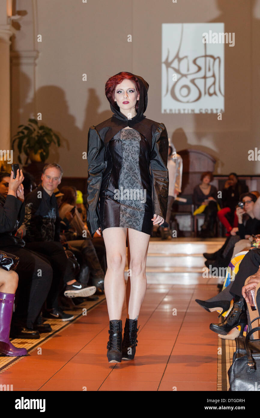 New York Fashionweek. Eine Modenschau Februar, 13 im Heiligen Apostel Ballroom in Chelsea, Manhattan. Dieses Ereignis war ein Vorteil für die Love146.org zu Ende Kinderhandel. Auf diesem Foto: Mode-Designer Kristin Costa (Couture Fashion Week, Victoria Secret Flügel mit Izquierdo Studios) präsentiert "Schattenseite". Stockfoto