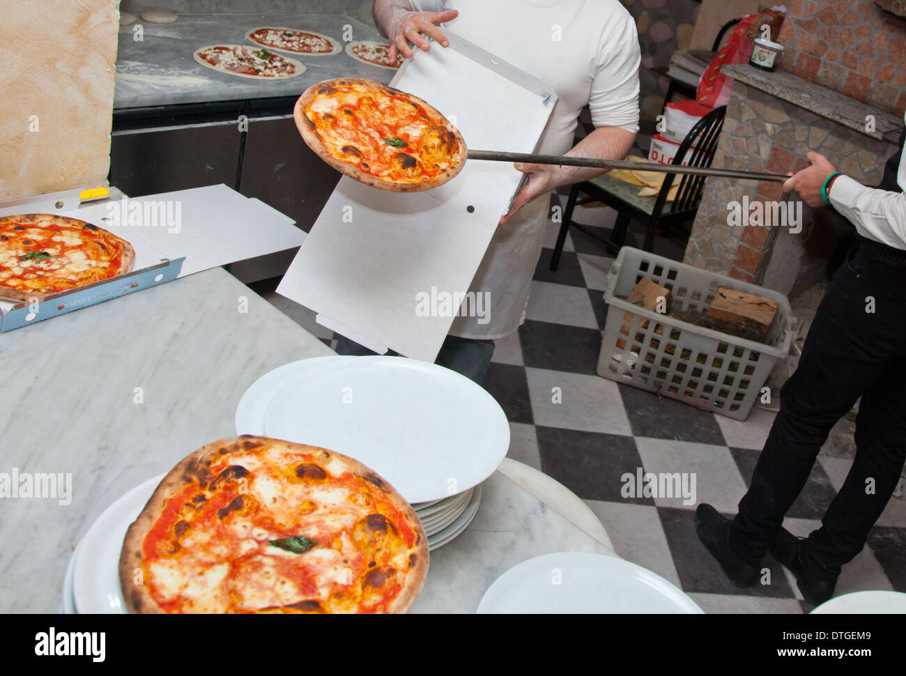 Pizza Margherita in Holzofen gekocht Stockfoto