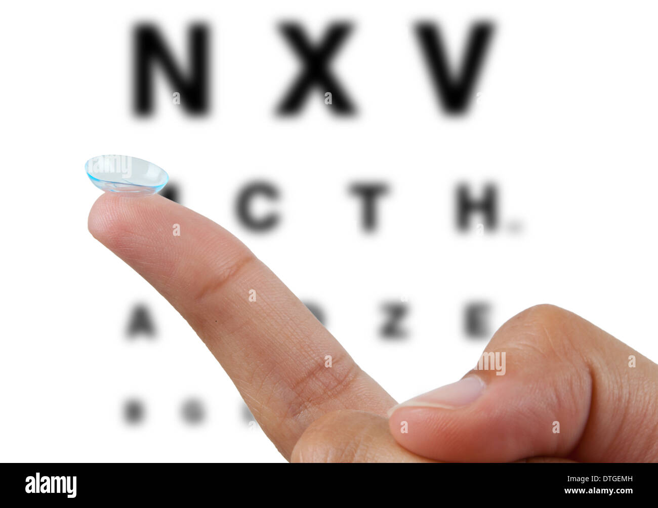 Kontaktlinse auf Finger auf dem Tisch für die Überprüfung Sehkraft Stockfoto