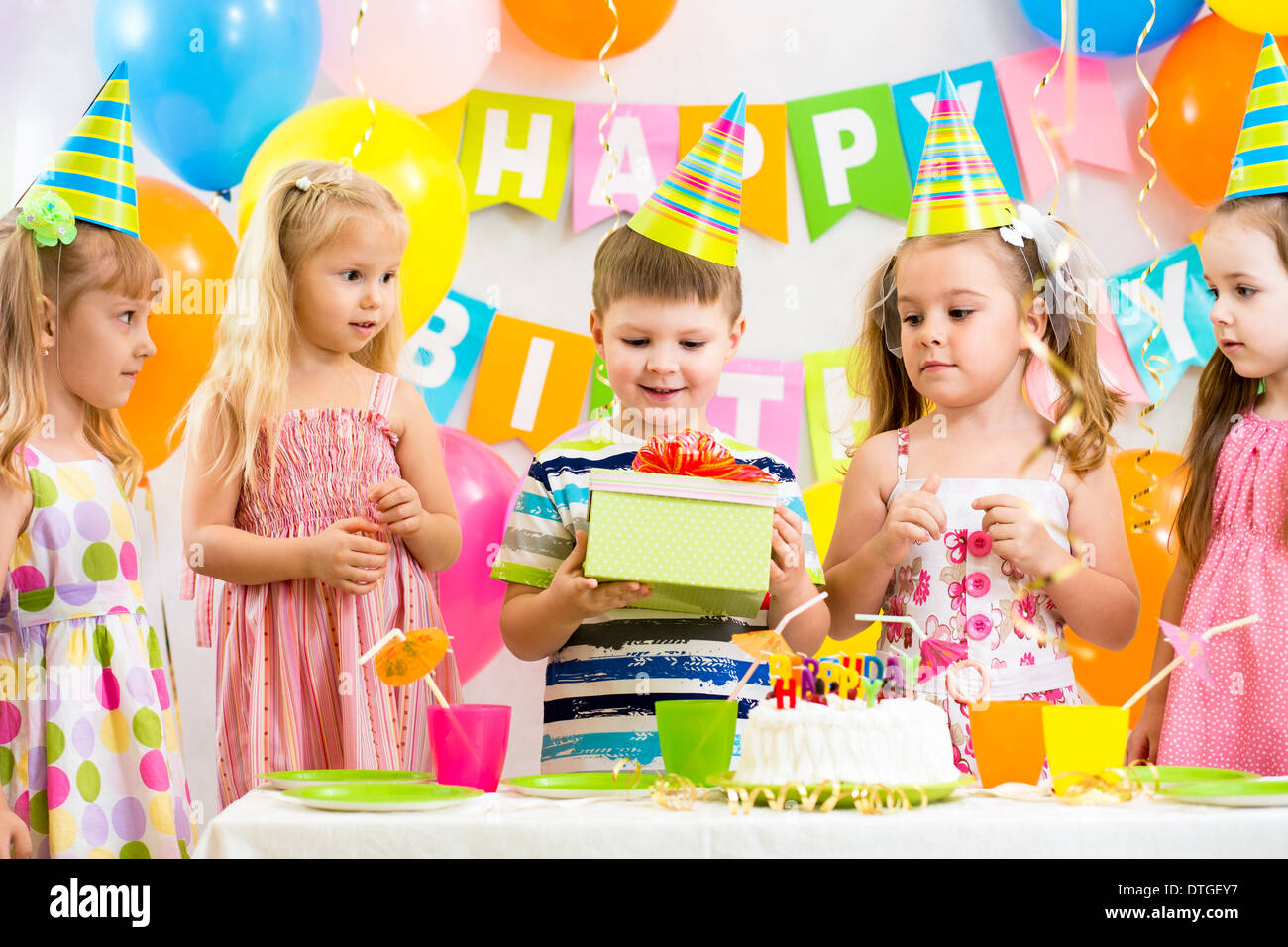 Gruppe von Kindern auf Geburtstagsparty Stockfoto