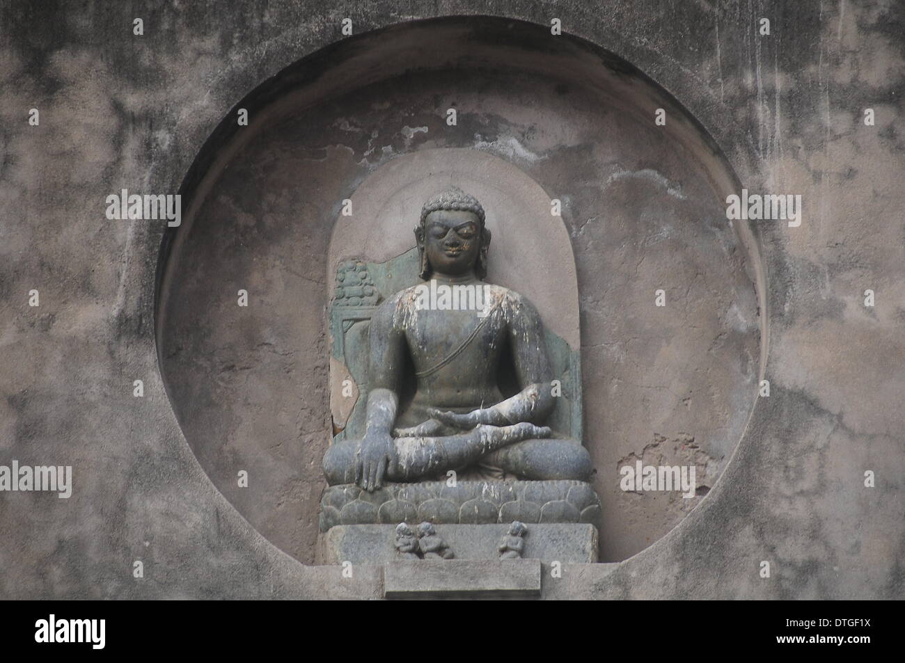 (140218)--zeigt BODHGAYA (Indien), 18. Februar 2014 (Xinhua)--Foto aufgenommen am 17. Februar 2014 Teil des großen Tempels des Mahabodhi-Tempel-Komplex in Bodh Gaya, Bundesstaat Bihar, Ost-Indien. Der Mahabodhi-Tempel-Komplex gehört zu den vier heiligen Stätten, die im Zusammenhang mit dem Leben Buddhas und insbesondere für das Erlangen der Erleuchtung. Der erste Tempel wurde von Kaiser Asoka im 3. Jh. v. Chr. erbaut, und die heutige Tempel stammt bilden die 5. oder 6. Jahrhundert. Es ist eines der frühesten buddhistischen Tempeln in Backstein, noch stehen in Indien, aus der späten Gupta Periode gebaut. (Xinhua/Chen Stockfoto