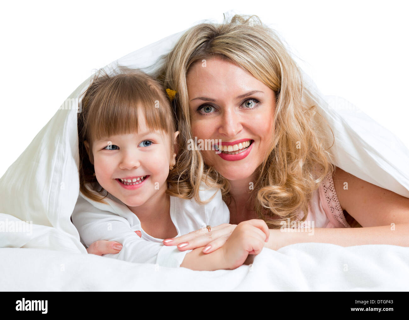 glückliche Mutter und Kind liegen unter der Decke Stockfoto