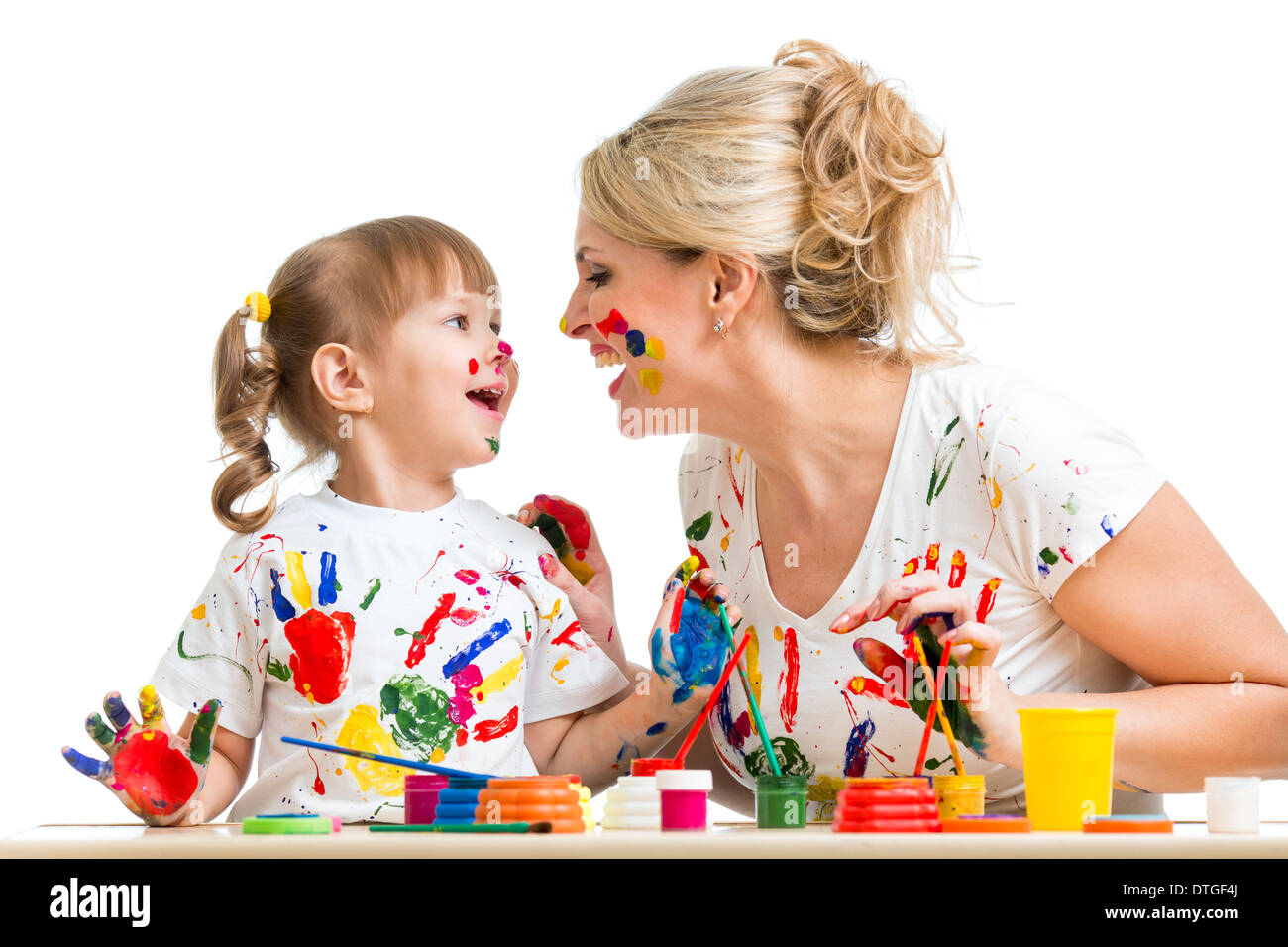 Mutter mit Kind malen und Spaß haben Zeitvertreib Stockfoto