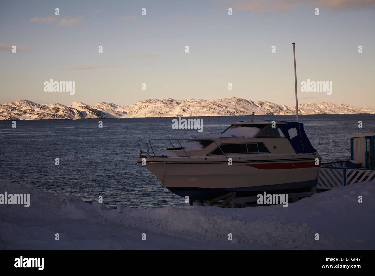 Cabin-Cruiser. Motorboot an einem Ufer. Nook-Grönland Stockfoto