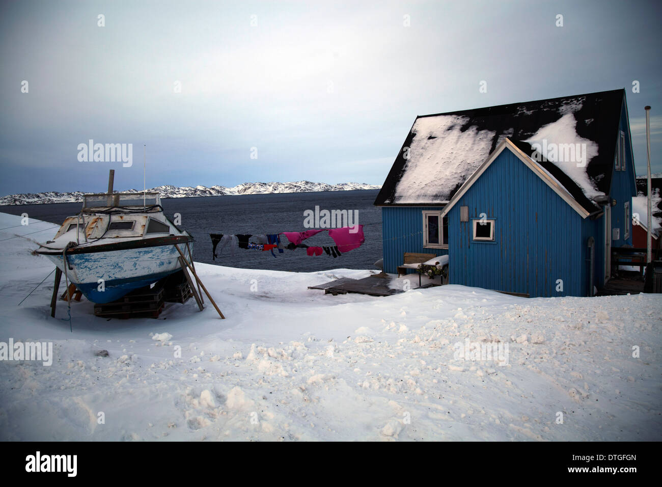 Häuser in Nuuk. Grönland. Boot im Garten Stockfoto