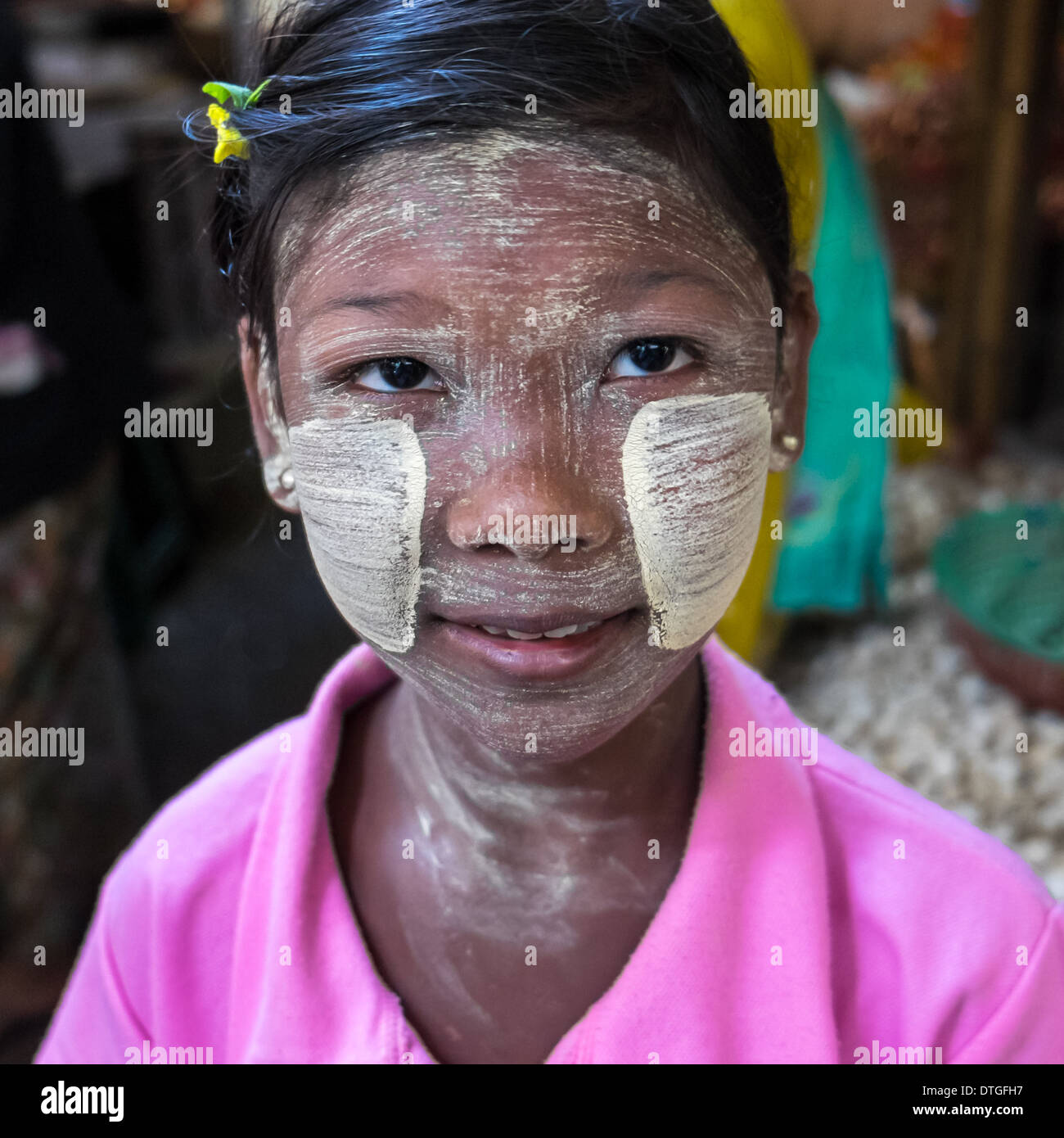 Porträt des Kindes typischen burmesischen Thanaka geschminkt in Nyaung U-Markt in der Nähe von Bagan in Myanmar Stockfoto