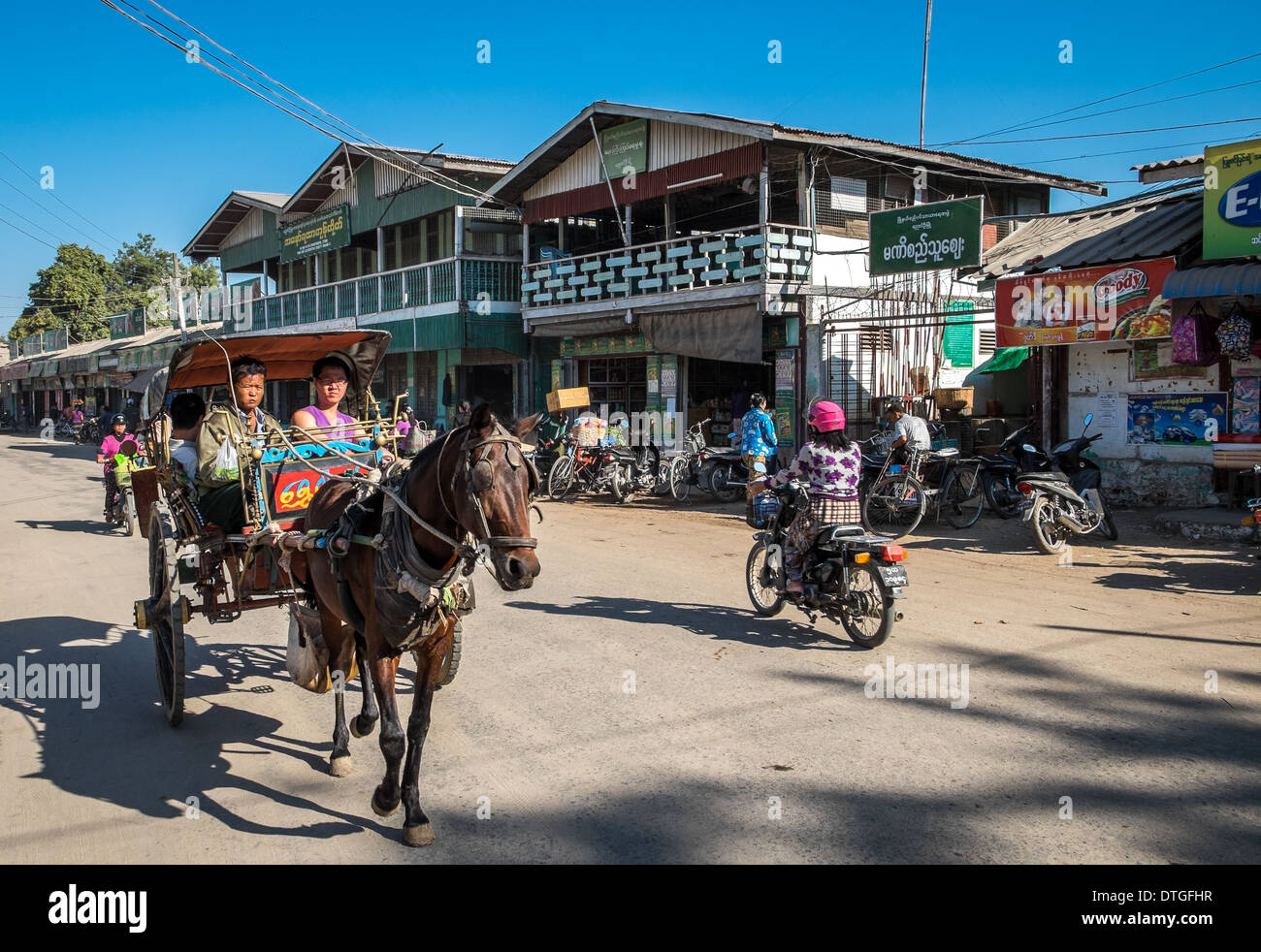 BAGAN, MYANMAR - ca. Dezember 2013: Straße in Nyaung U-Markt in der Nähe von Bagan in Myanmar Stockfoto