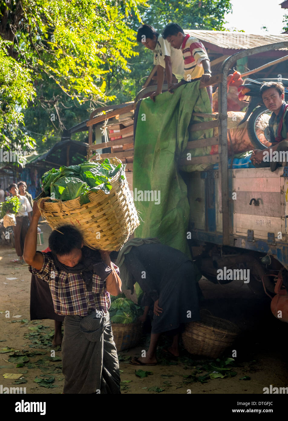 BAGAN, MYANMAR - ca. Dezember 2013: Mann mit Gemüse in Nyaung U-Markt in der Nähe von Bagan in Myanmar Stockfoto