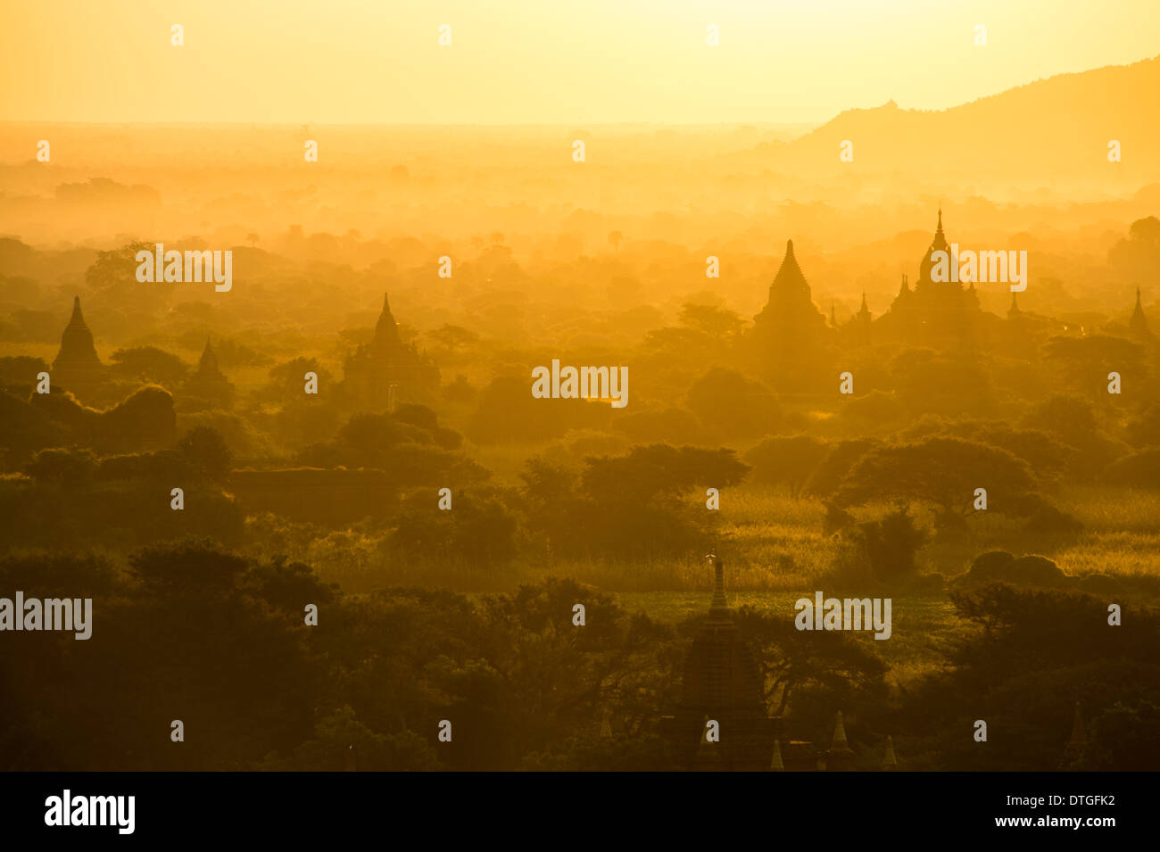 Sonnenaufgang über den berühmten Tempeln und Pagoden in Bagan in Myanmar Stockfoto