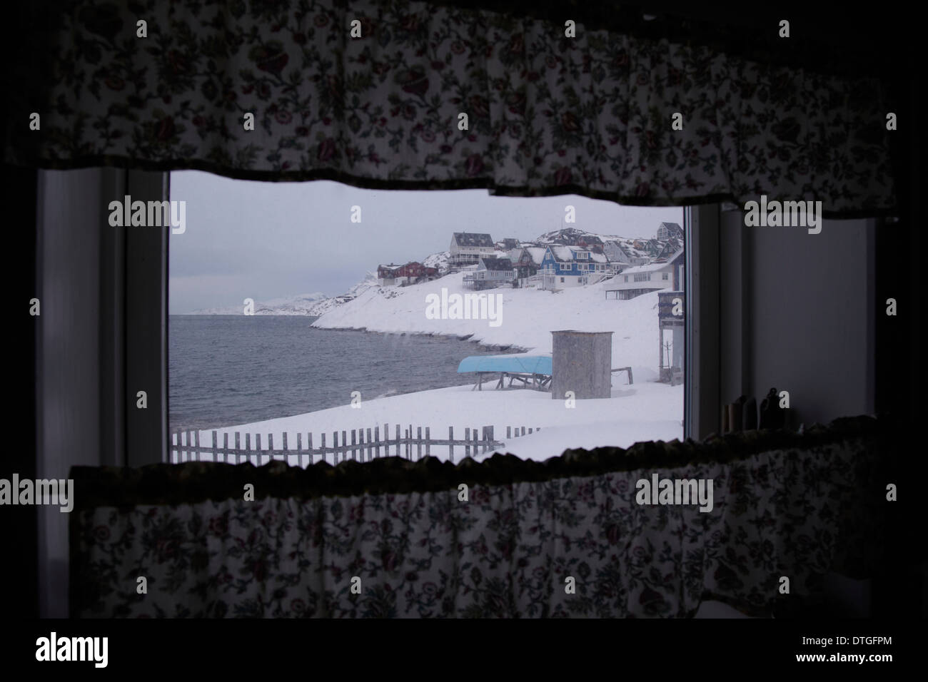 Blick von einem Haus am Meer in Nuuk Stadt. Grönland Stockfoto