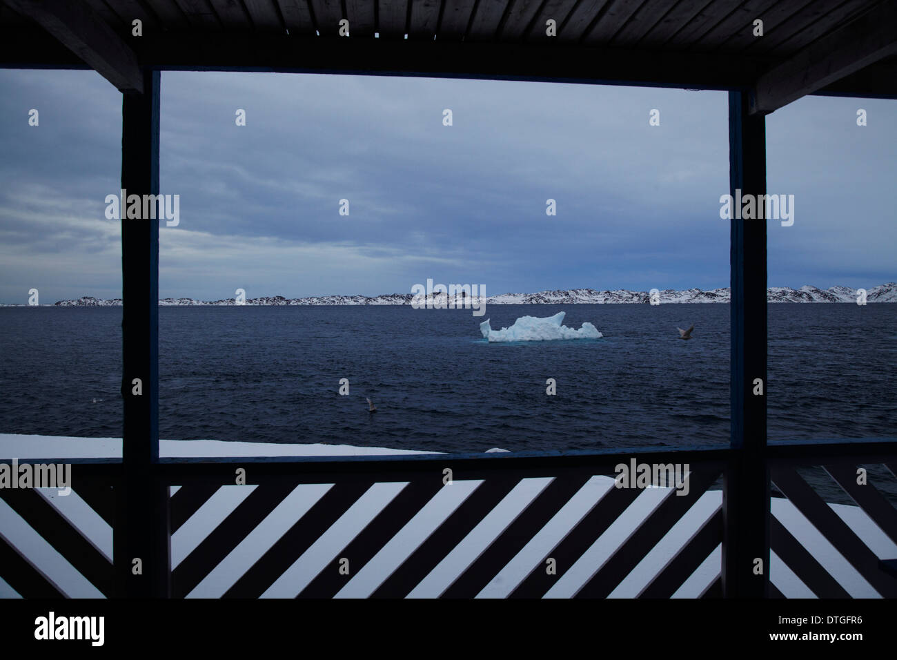 Ein Eisberg zum Atlantischen Meer außerhalb Nuuk Stadt verjagt. Grönland Stockfoto