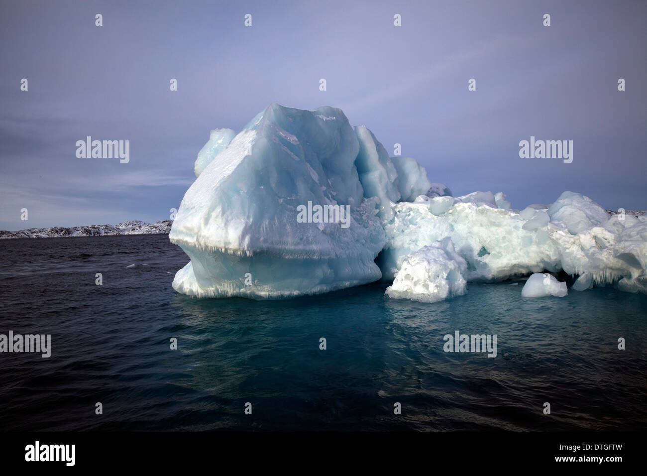 Von einer Reise in den Fjorden Grönlands. Eisberg und kaltem Wasser. Felsen. Nuuk Stadt befindet sich am Anfang des Fjords. Stockfoto