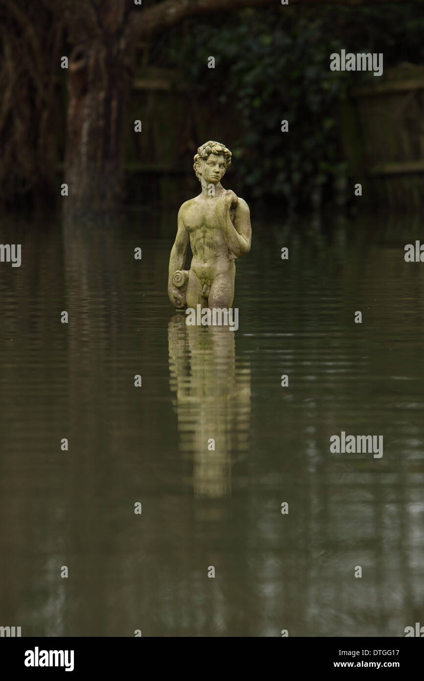 Thames Valley, UK. 17. Februar 2014. Überflutet die Statue in einem Garten am Kloster Insel in Wraysbury nahe Staines. Hochwasser bleiben in der zweiten Woche der Überschwemmungen in der Themse-Tal hoch. Bildnachweis: Zute Lightfoot/Alamy Live-Nachrichten Stockfoto