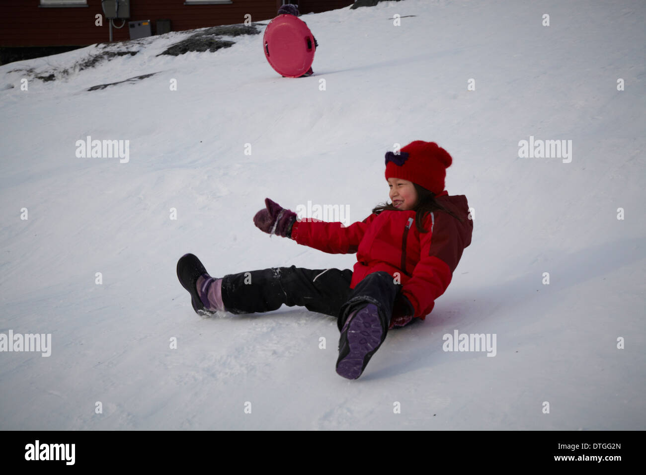 Kinder spielen auf dem Eis. Nuuk, Grönland Stockfoto