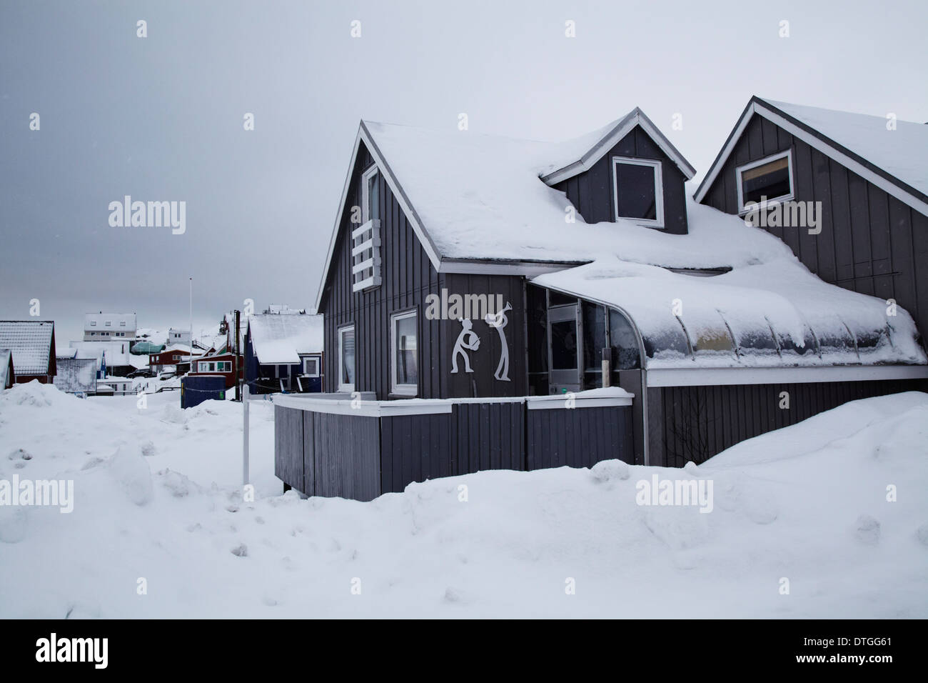 Zwei Reliefs der Musiker an einer Wand auf ein Haus in der Hauptstadt Grönlands, Nuuk. Stockfoto