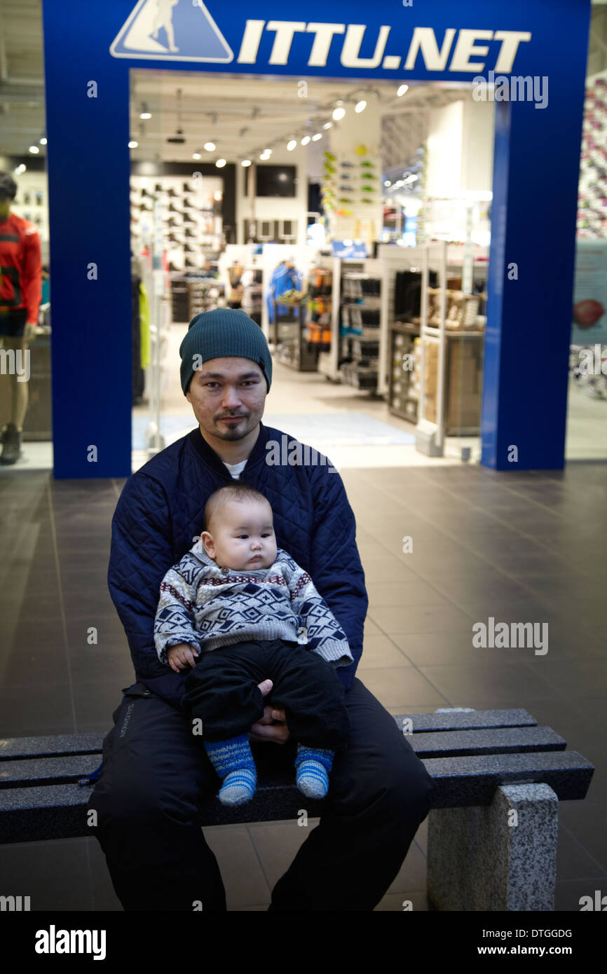 Ein stolzer Vater mit seinem Sohn in Nuuk Handelszentrum. Stockfoto