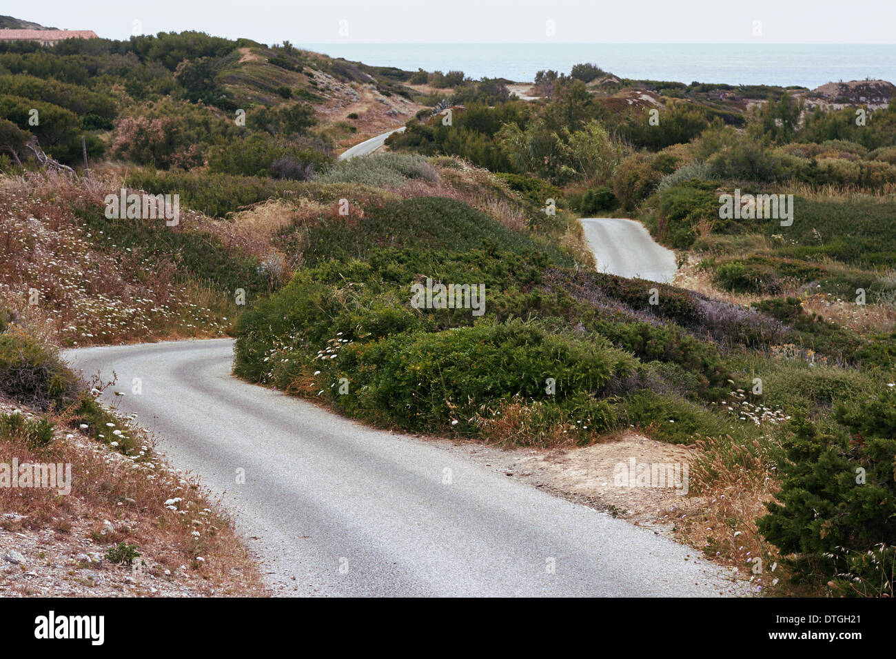 kurvenreiche Straße in die Berge. Provence Stockfoto