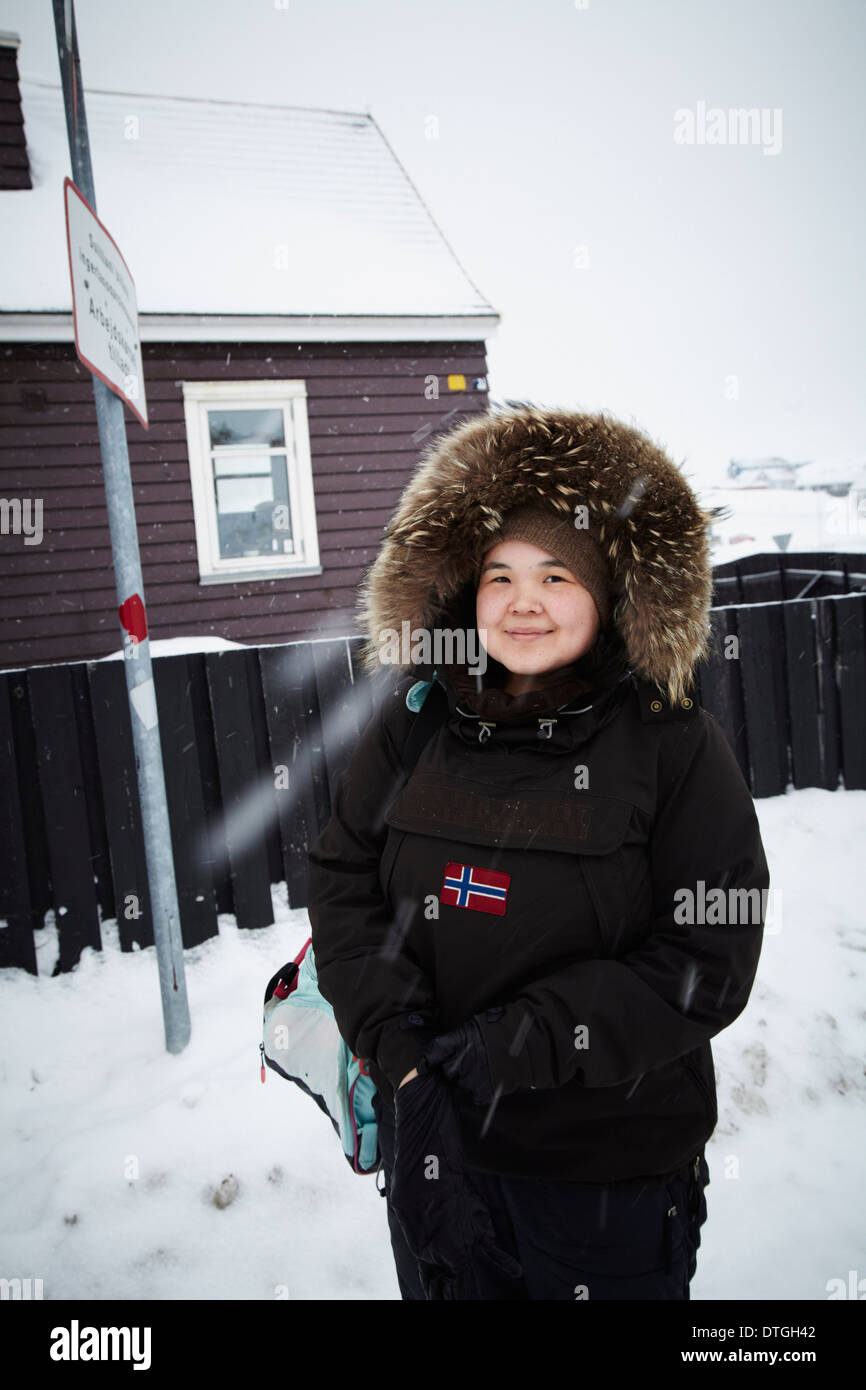 Ein junger Inuit Mädchen warten auf den Bus in Nuuk Mitte. Stockfoto